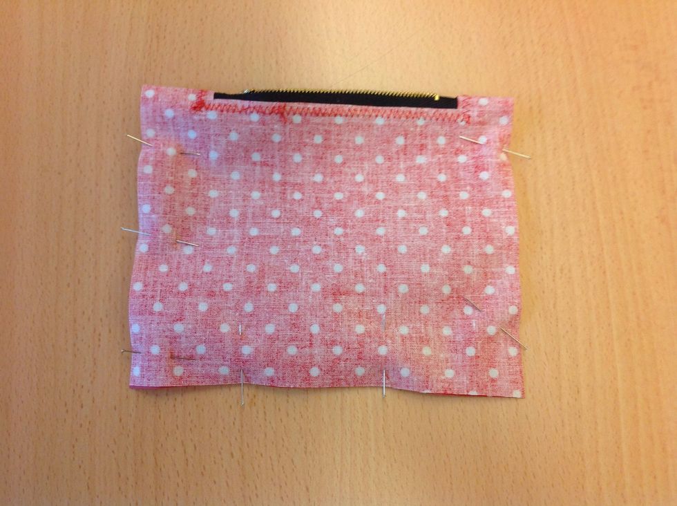 Vik ihop fodralet med r\u00e4tsida mot r\u00e4tsida. N\u00e5la.