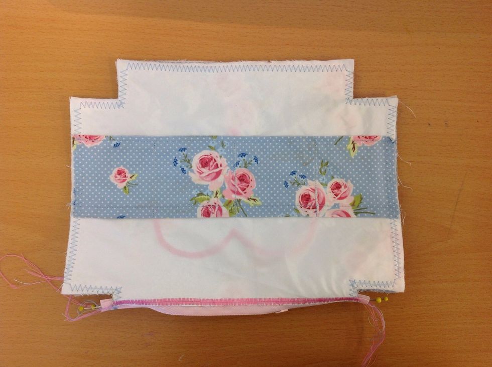 Vik ihop och passa in s\u00e5 att allt ligger kant i kant.