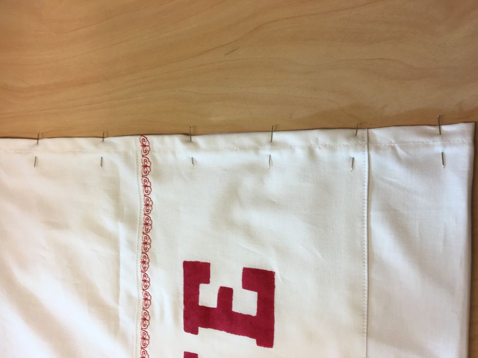 Vik ihop p\u00e5sen med den fina sidan ut (kallas r\u00e4tsidan) och tv\u00e4rn\u00e5la sidorna som p\u00e5 bilden.