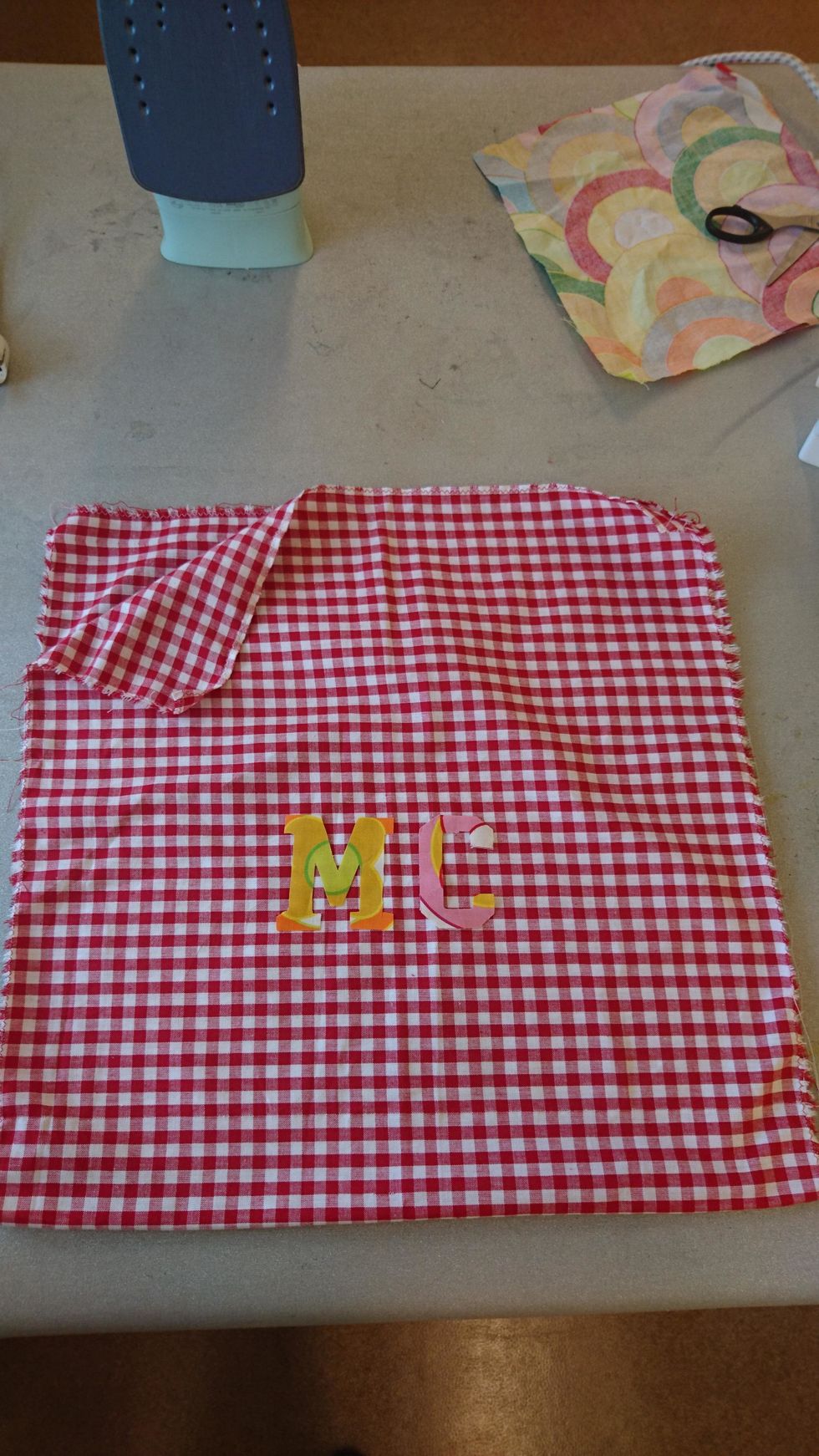 Vik ihop p\u00e5sen och placera bokst\u00e4verna p\u00e5 mitten av p\u00e5sen. Den vikta kanten \u00e4r botten.