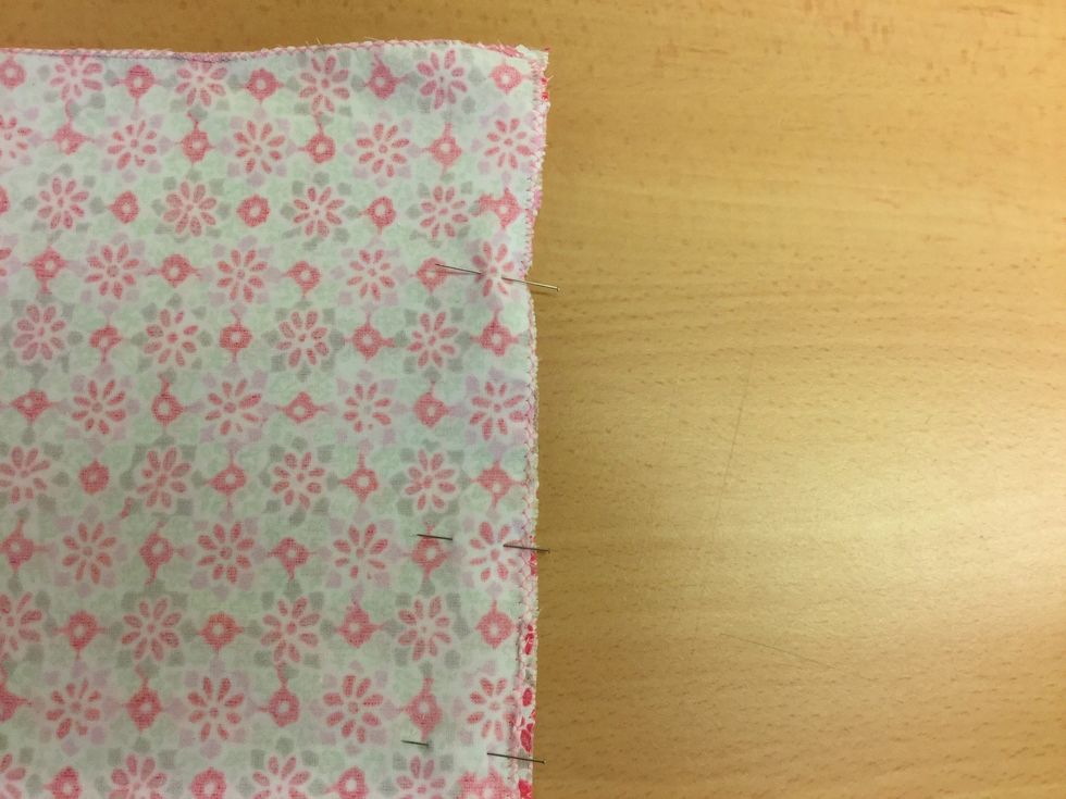 Vik ihop tyget r\u00e4tsida mot r\u00e4tsida. Tv\u00e4rn\u00e5la ihop l\u00e5ngsidorna.