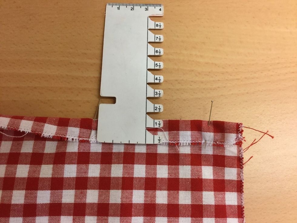 Vik in 1,5 cm mot avigsidan p\u00e5 l\u00e5ngsidorna. Tv\u00e4rn\u00e5la.