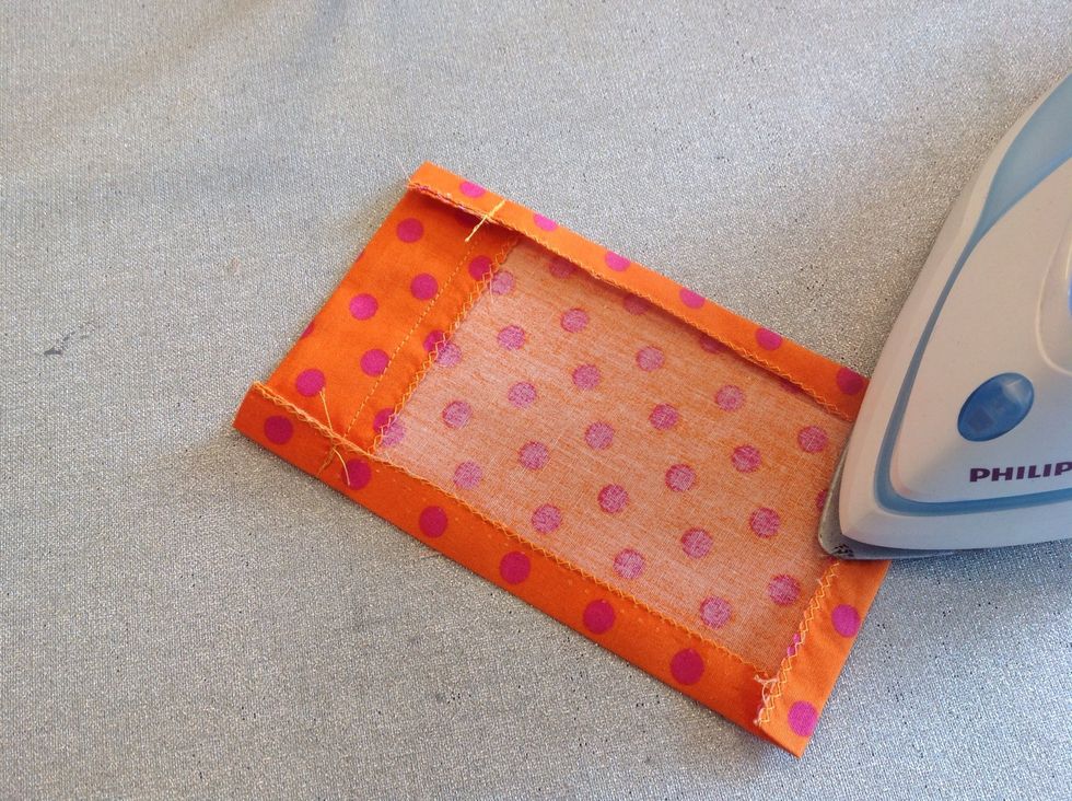 Vik in 1cm p\u00e5 de \u00f6vriga tre sidor och stryk.