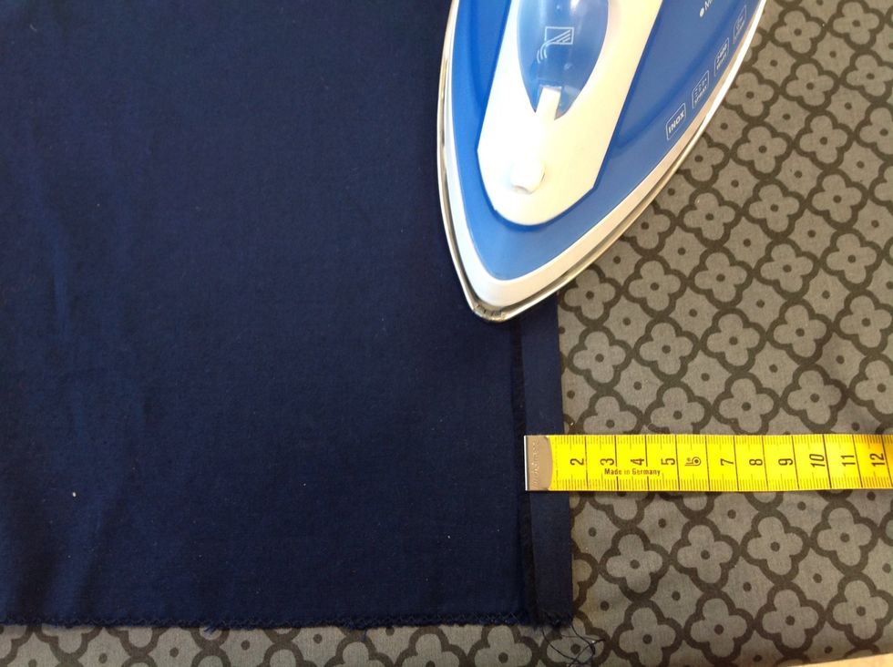 Vik in kanten, p\u00e5 del 3, 1,5 cm mot avigsidan. Stryk kanten.