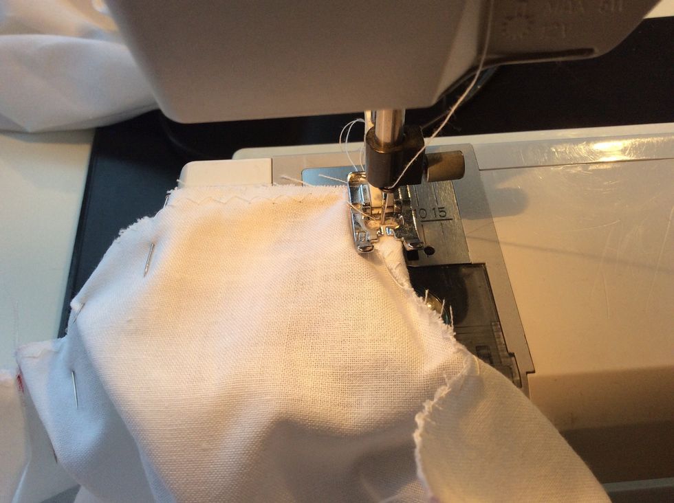 Vik in kanterna i jacket (som bildar ett sprund,) Sy runt med raks\u00f6m.