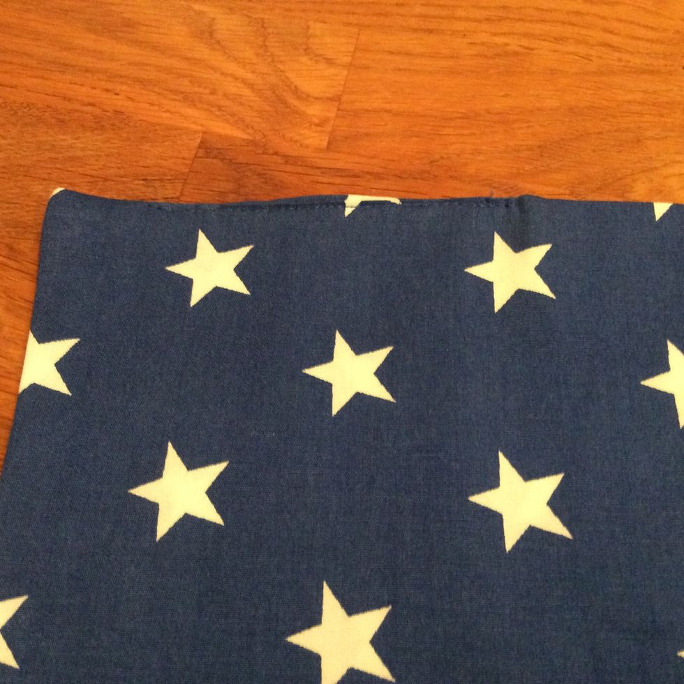 Vik in kanterna p\u00e5 \u00f6ppningen och sy ihop \u00f6ppningen med en raks\u00f6m. Gl\u00f6m inte att f\u00e4sta tr\u00e5darna.