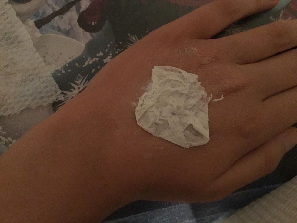 Vik in kanterna s\u00e5 det fastnar i latexen.