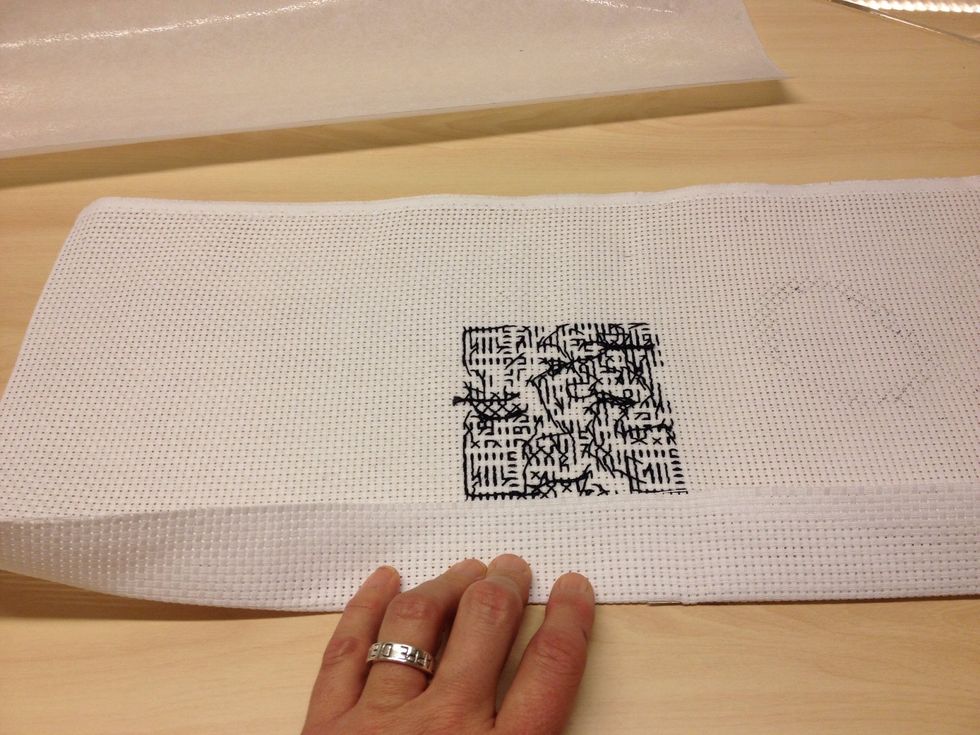 Vik in kanterna vid n\u00e5larna mot baksidan och n\u00e5la l\u00e4ngst hela kanten.