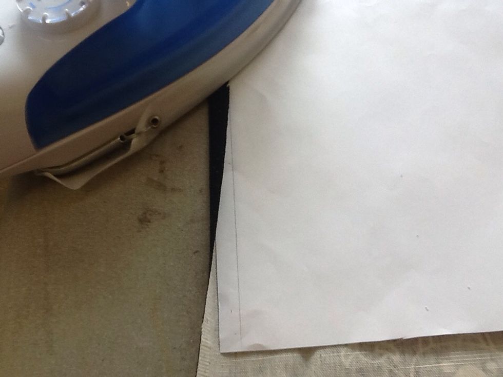 Vik in tyget till strecket och stryk ner s\u00e5 du f\u00e5r 1 cm vikning vid kanten