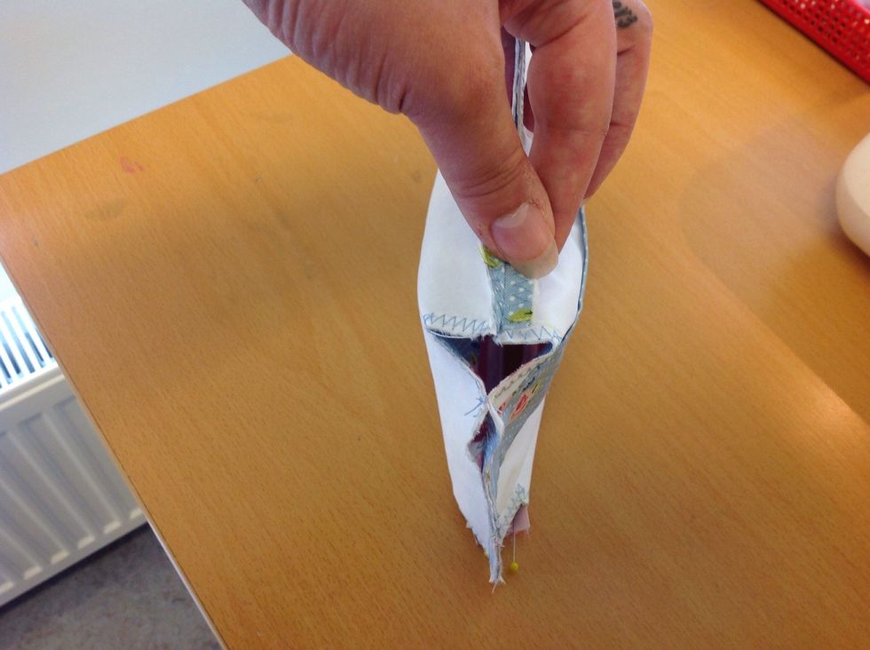 Vik is\u00e4r s\u00f6msm\u00e5nerna och tryck ihop s\u00f6mmarna s\u00e5 att de m\u00f6ts.