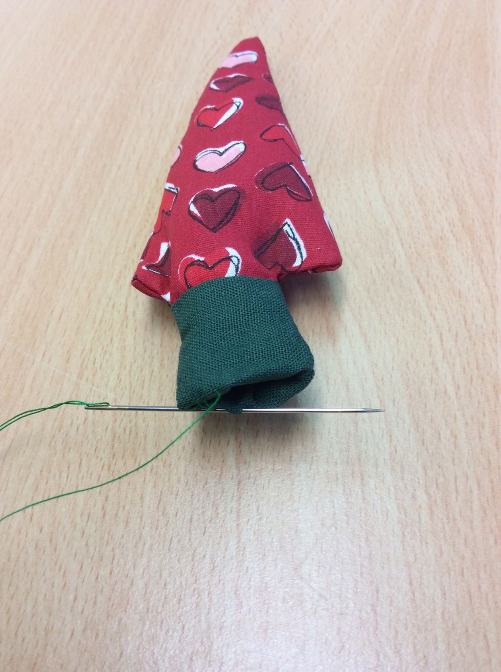 Vik kanterna och sy igen \u00f6ppningen med smygstygn.