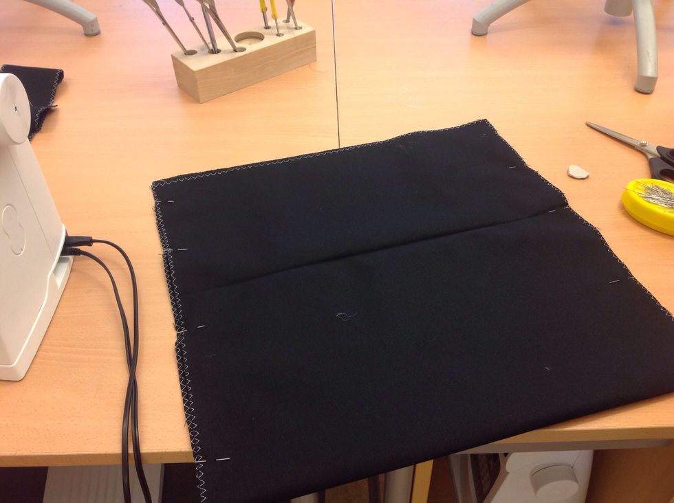 Vik kassen med r\u00e4tsidan, den sidan d\u00e4r du har din dekor, in\u00e5t. Tv\u00e4rn\u00e5la.