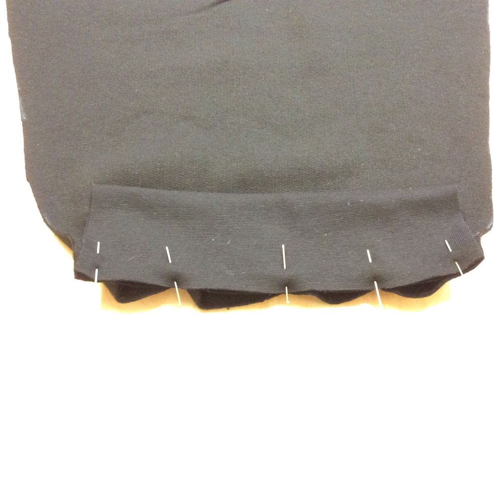 Vik mudden dubbel med r\u00e4tsidan ut\u00e5t. N\u00e5la ihop \u00e4rm och mudd, du beh\u00f6ver str\u00e4cka ut mudden lite f\u00f6r att den ska passa med \u00e4rmen.