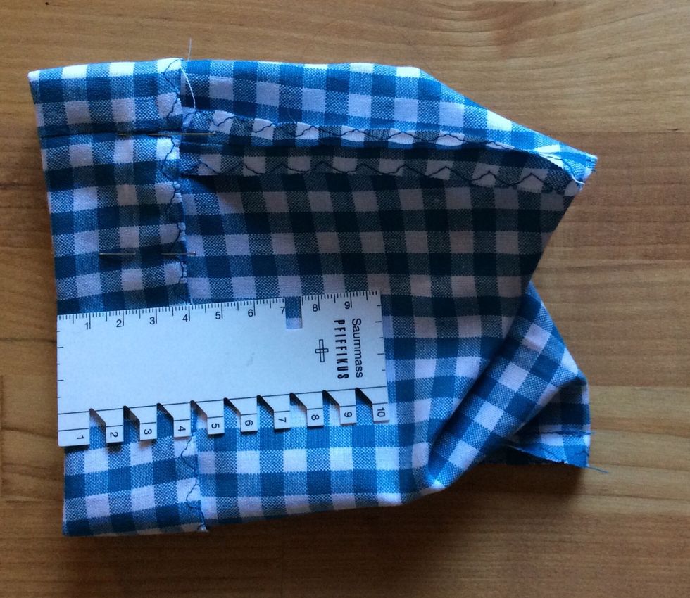 Vik ned 4 cm i p\u00e5sens \u00f6verkant. Tv\u00e4rn\u00e5la fast den nedvikta kanten.