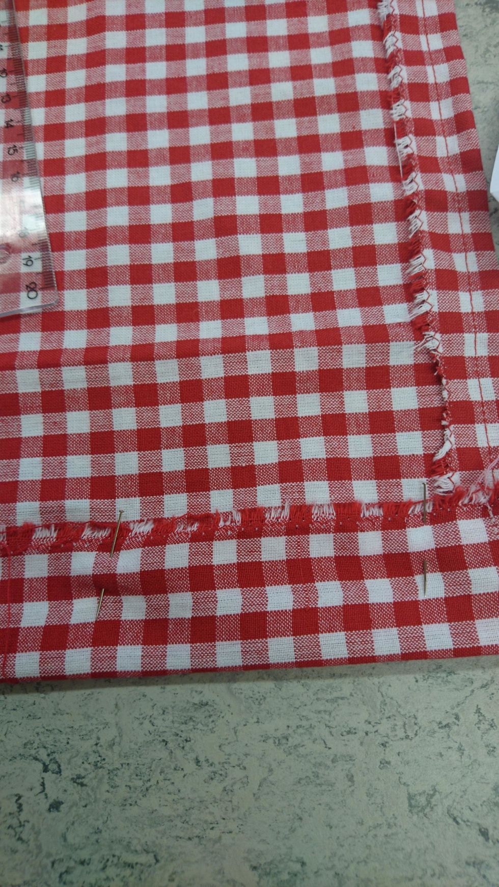 Vik ned kortsidorna 7 rutor, tv\u00e4rn\u00e5la och stryk. Likadant p\u00e5 b\u00e5da sidorna. MEN du ska sy tv\u00e5 s\u00f6mmar. Kolla n\u00e4sta bild.