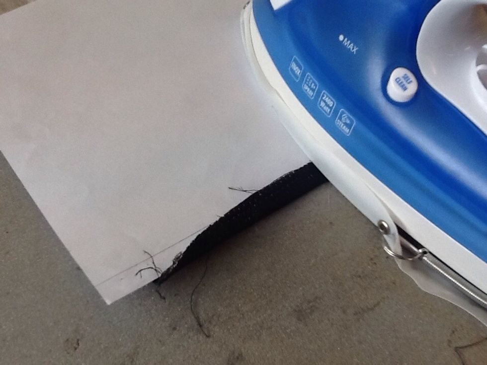 Vik ner 1 c m p\u00e5 kortsidorna. Stryk och n\u00e5la.