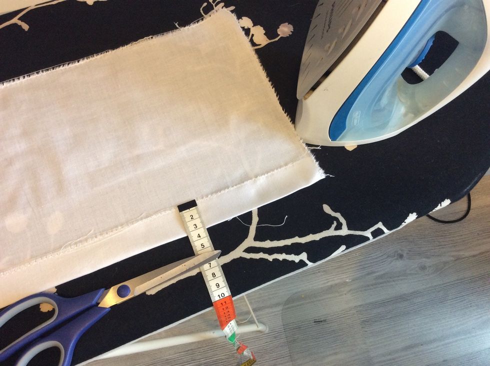 Vik ner 3 cm l\u00e4ngs hela l\u00e5ngsidan. Stryk.