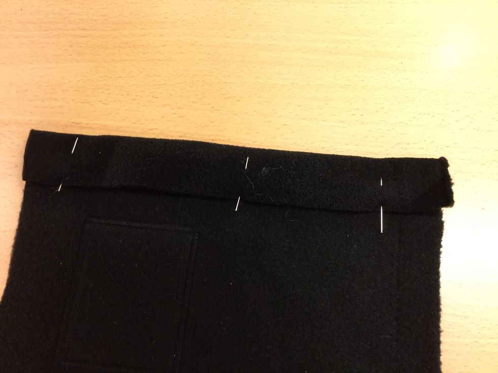 Vik ner 3cm i den \u00f6vre kanten. Tv\u00e4rn\u00e5la och sy.