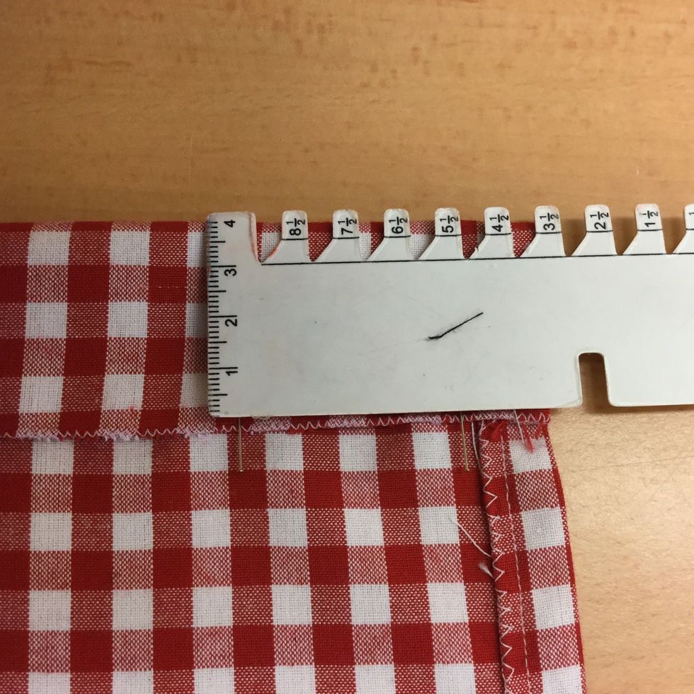 Vik ner 4 cm p\u00e5 kortsidorna mot avigsidan. Tv\u00e4rn\u00e5la och stryk.