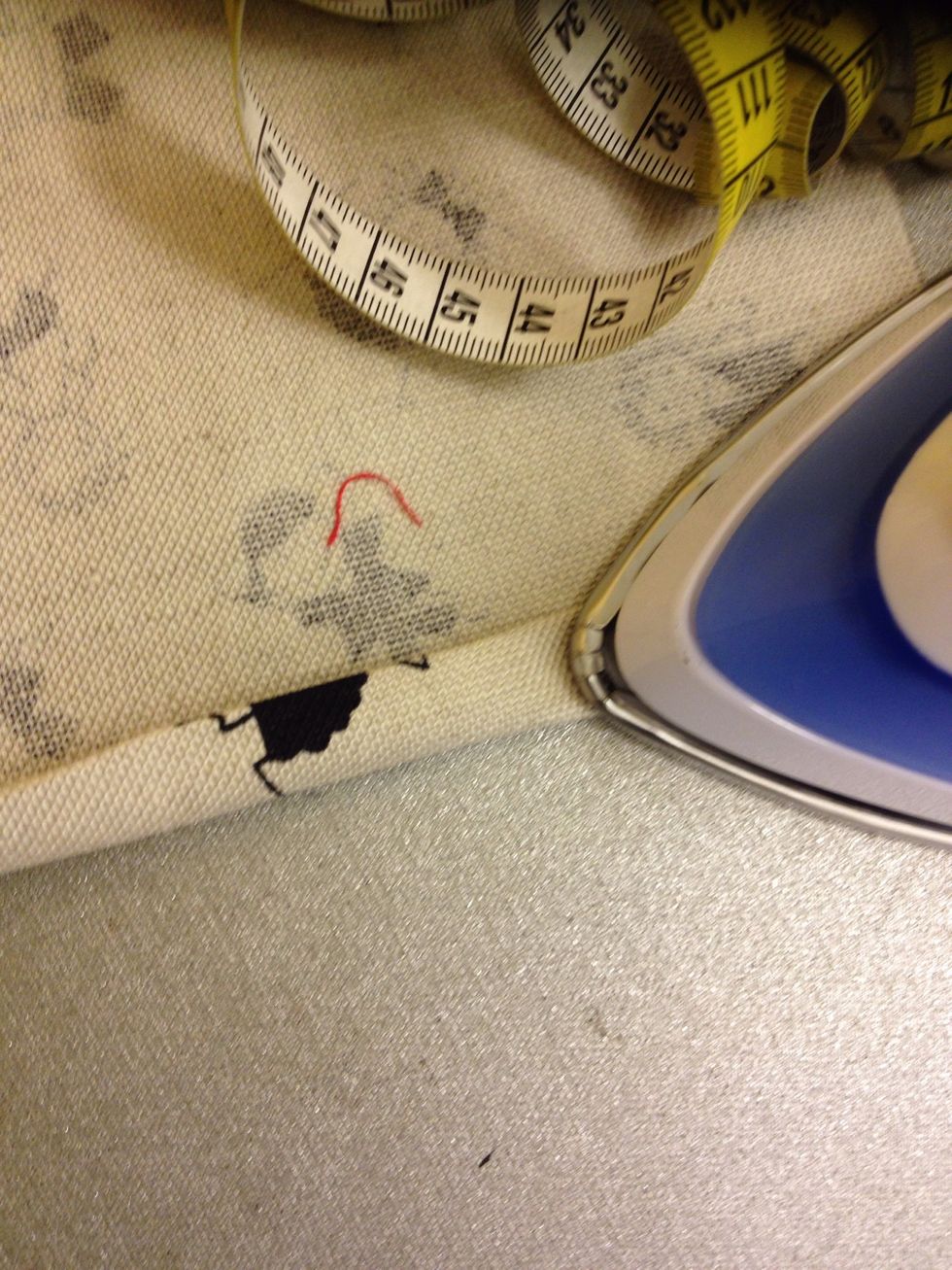 Vik ner en halv cm igen och stryk. Sy en s\u00f6mn i kanten.