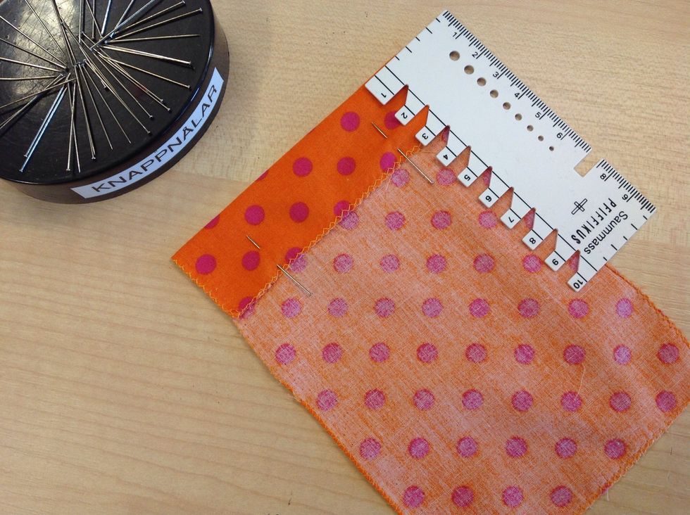 Vik ner ovankanten 3cm och stryk. Tv\u00e4rn\u00e5la.