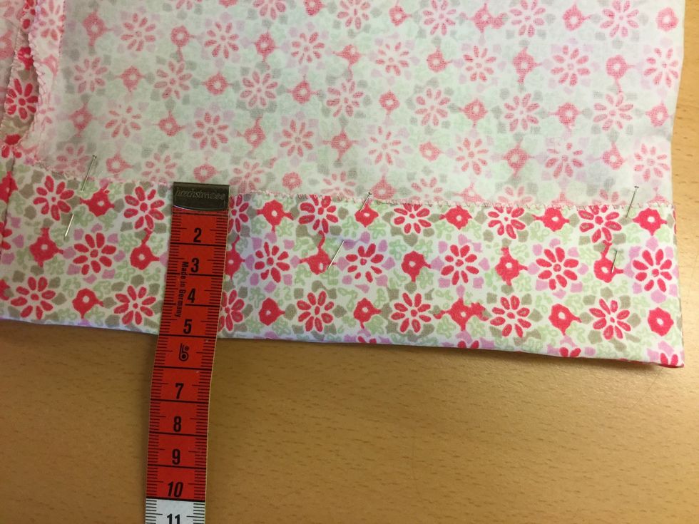 Vik ner \u00f6verkanten 5 cm \u00e5t avigsidan. Tv\u00e4rn\u00e5la.