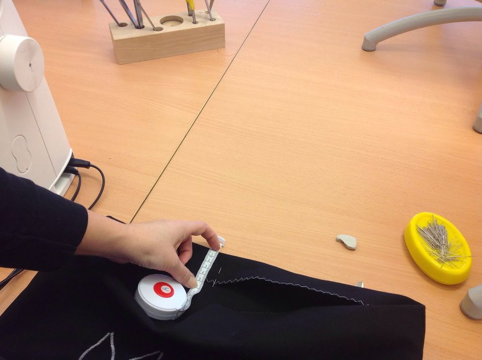 Vik ner \u00f6verkanten runtom 5cm. Tv\u00e4rn\u00e5la. Sy med raks\u00f6m, fyra cm fr\u00e5n kanten.