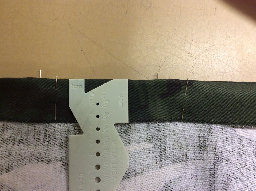 Vik ner \u00f6verkanten runtom hela v\u00e4skan 3 cm (kontrollm\u00e4tning med m\u00e5tt-Lisa hela tiden). Tv\u00e4rn\u00e5la med ca 4 fingrars mellanrum mellan varje n\u00e5l. Detta ska bli tunneln d\u00e4r snoddarna ska g\u00e5 sen.