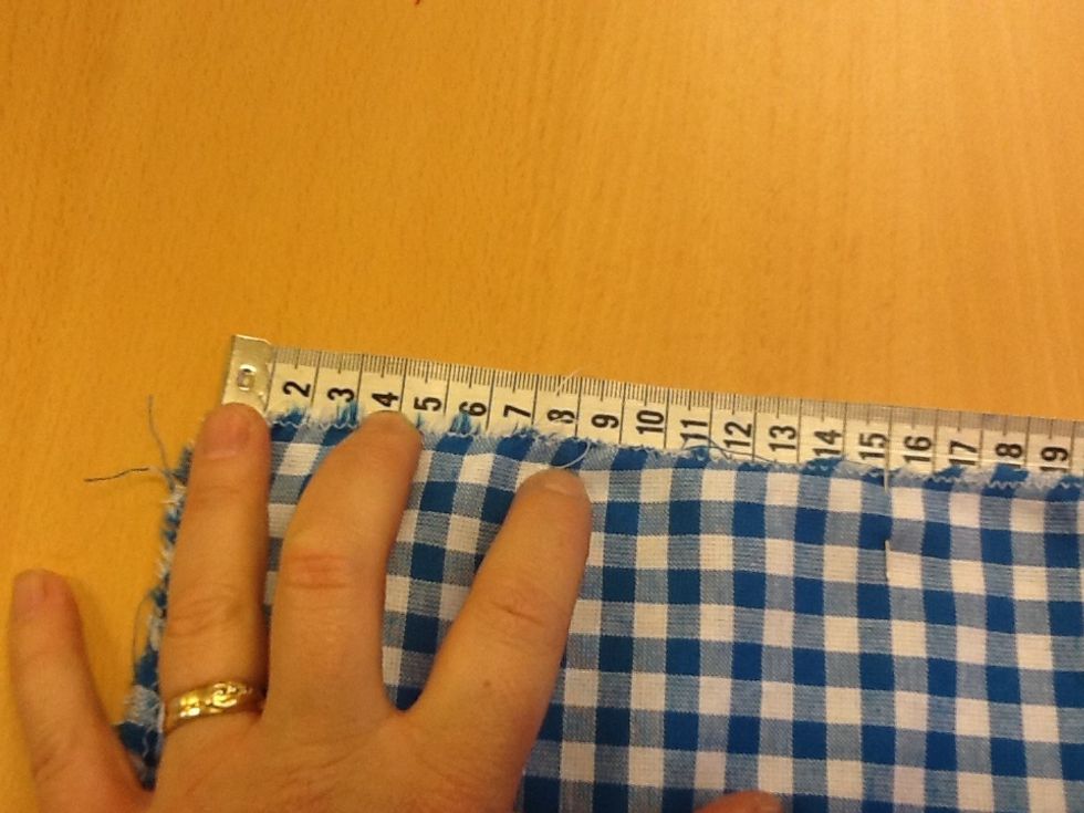 Vik nu din p\u00e5se dubbel. Kortsida mot kortsida, r\u00e4tsida mot r\u00e4tsida. Du ska nu sy ihop p\u00e5sen. H\u00f6gst upp ska det inte sys. m\u00e4t 15 cm fr\u00e5n \u00f6verkanten och s\u00e4tt f\u00f6rsta n\u00e5len d\u00e4r.