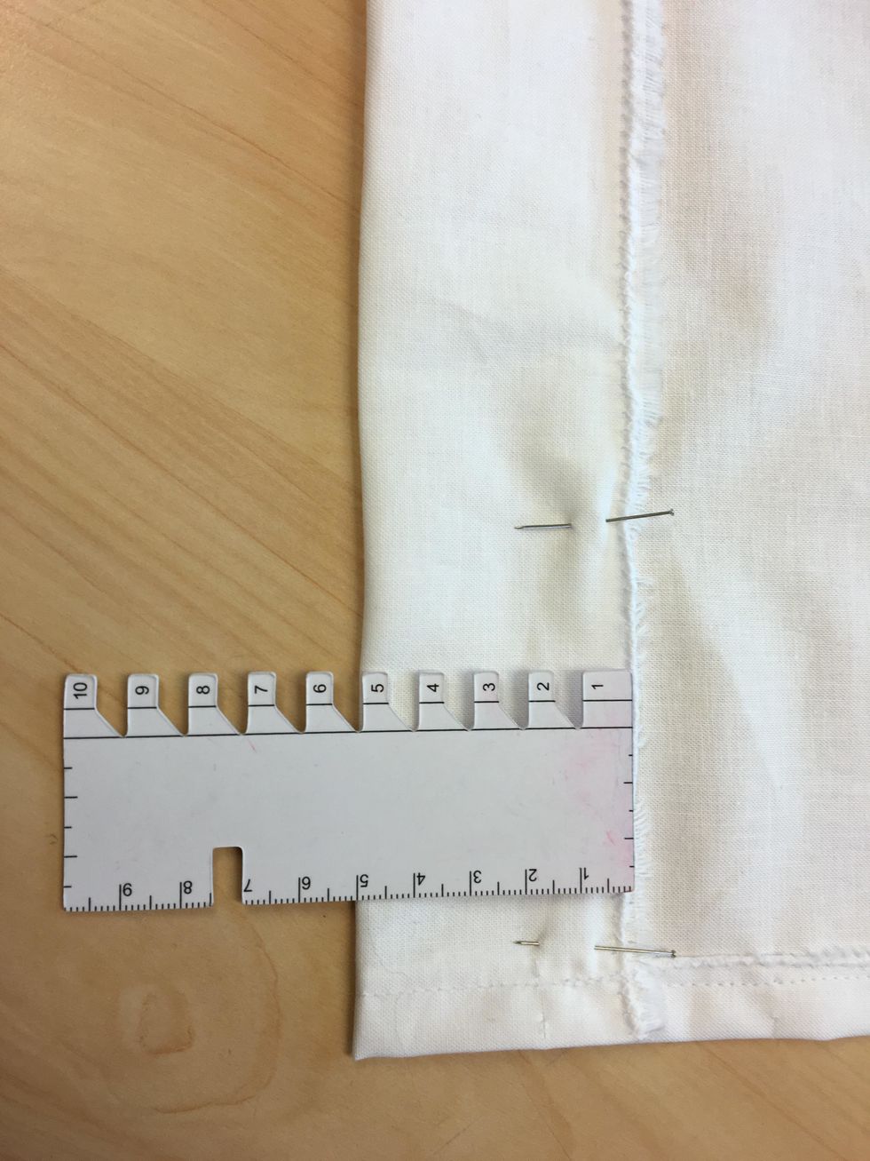 Vik nu in 5 cm p\u00e5 de korta sidorna. Se till att du viker p\u00e5 samma h\u00e5ll som tidigare p\u00e5 l\u00e5ngsidorna.