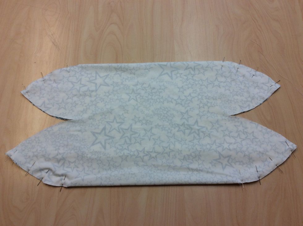 Vik nu m\u00f6ssan som bilden visar. Sy ihop de yttersta 4 spetsarna med s\u00f6m 3 och med 1cm s\u00f6msm\u00e5n.