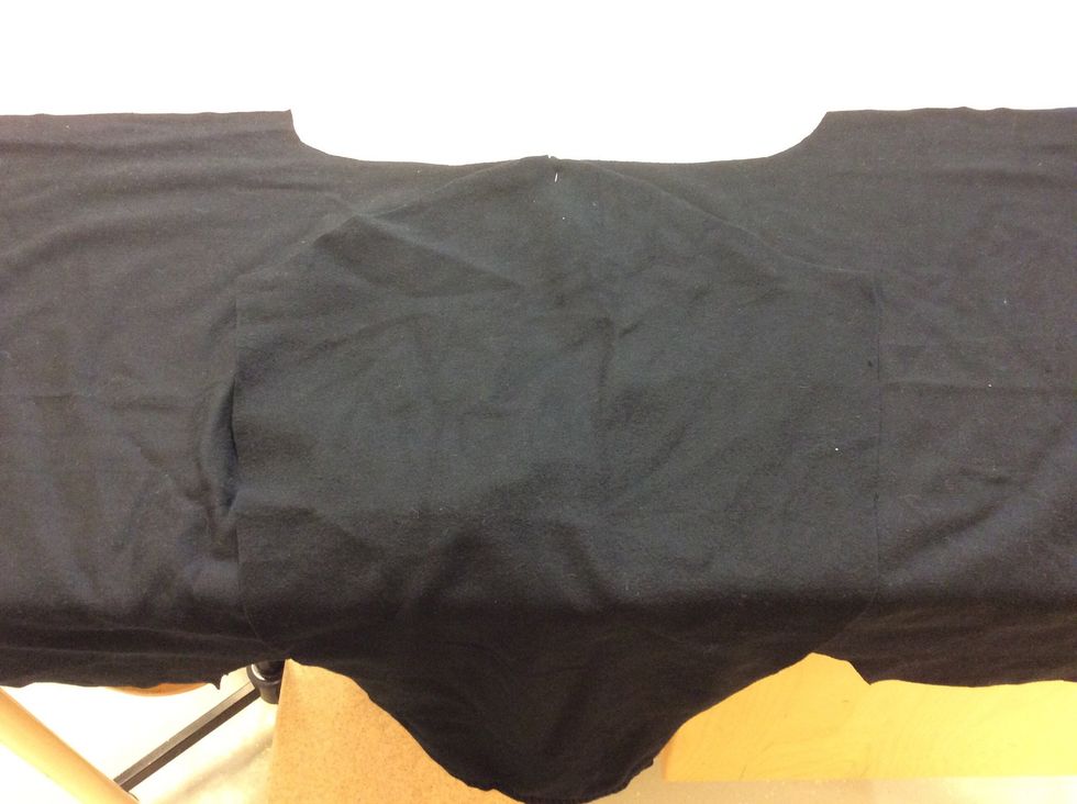 Vik nu \u00f6ver \u00e4rmen s\u00e5 att delarna ligger r\u00e4ta mot r\u00e4ta och s\u00e4tt fast en n\u00e5l precis uppe vid jacket som m\u00f6ter s\u00f6mmen mellan fram/bakstycket.