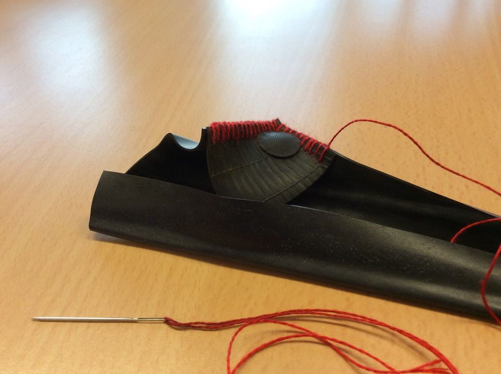 Vik och forts\u00e4tt sy botten.