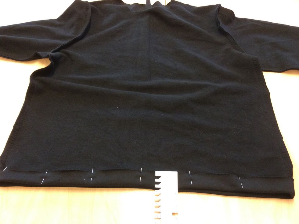 Vik och n\u00e5la upp tr\u00f6jans nederkant mot avigsidan med 3 cm.