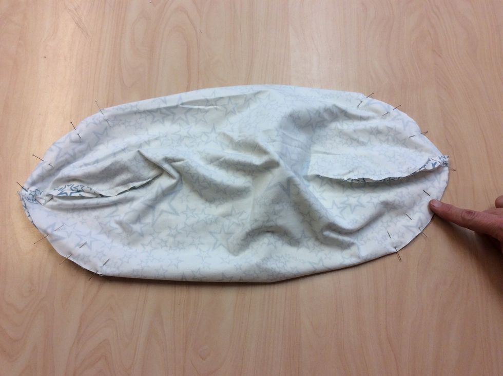 Vik om m\u00f6ssan och sy ihop de sista spetsarna, se till att s\u00f6mmarna st\u00e4mmer och kommer mitt f\u00f6r varandra.