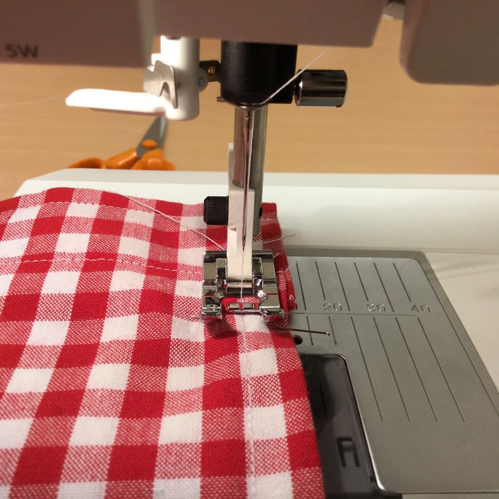 Vik p\u00e5sen p\u00e5 mitten med r\u00e4tsidan ut. Tv\u00e4rn\u00e5la ihop i l\u00e5ngsidorna. Kanterna ska vara j\u00e4mna upptill. Sy ihop sidorna till kanalen med raks\u00f6m. L\u00e5t pressarfoten g\u00e5 i kanten.