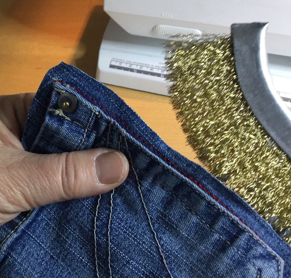 Vik s\u00e5 bara den lilla kanten kommer fram. Ta st\u00e5lborsten och borsta varsamt p\u00e5 kanten.