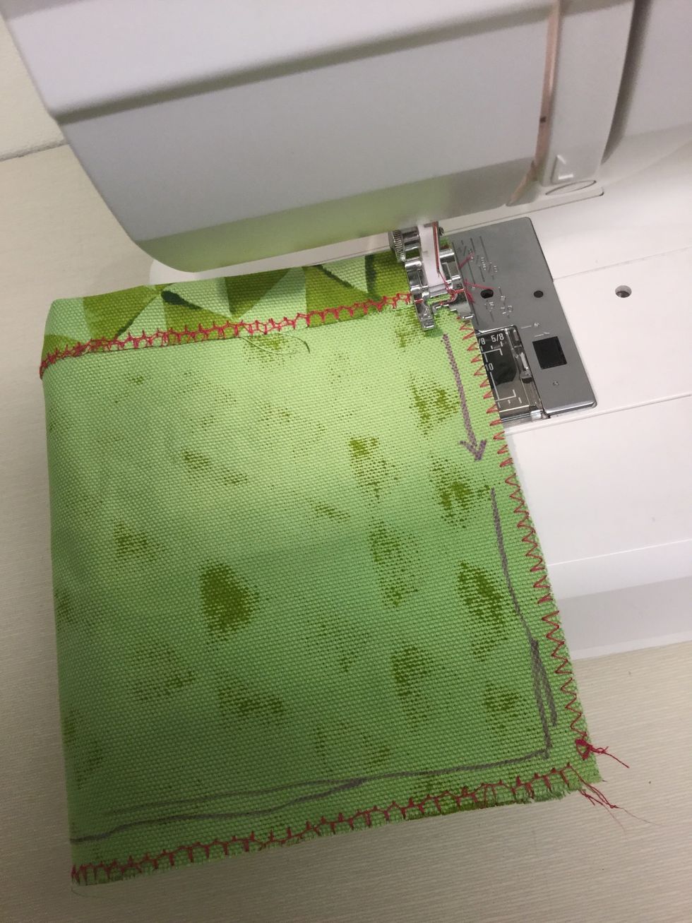 Vik sedan tyget dubbelt. Sy ihop p\u00e5sen. B\u00f6rja nedanf\u00f6r kanten du precis sydde, och sy runt p\u00e5sen.