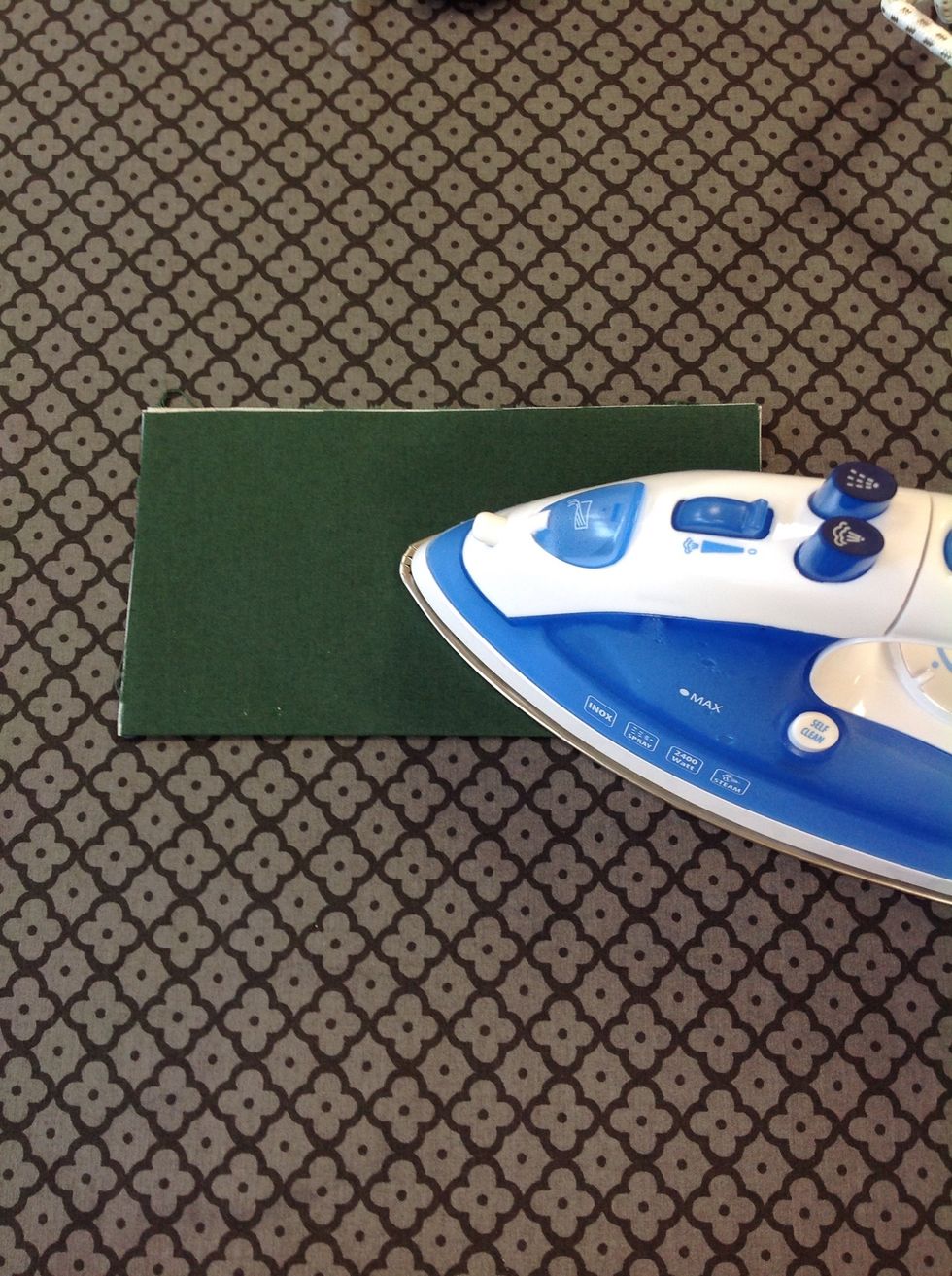 Vik tygbiten p\u00e5 mitten. Stryk.