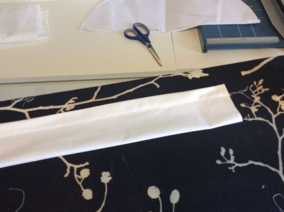 Vik tyget dubbelt med de tre cm p\u00e5 utsidan. Tv\u00e4rn\u00e5la kortsidorna