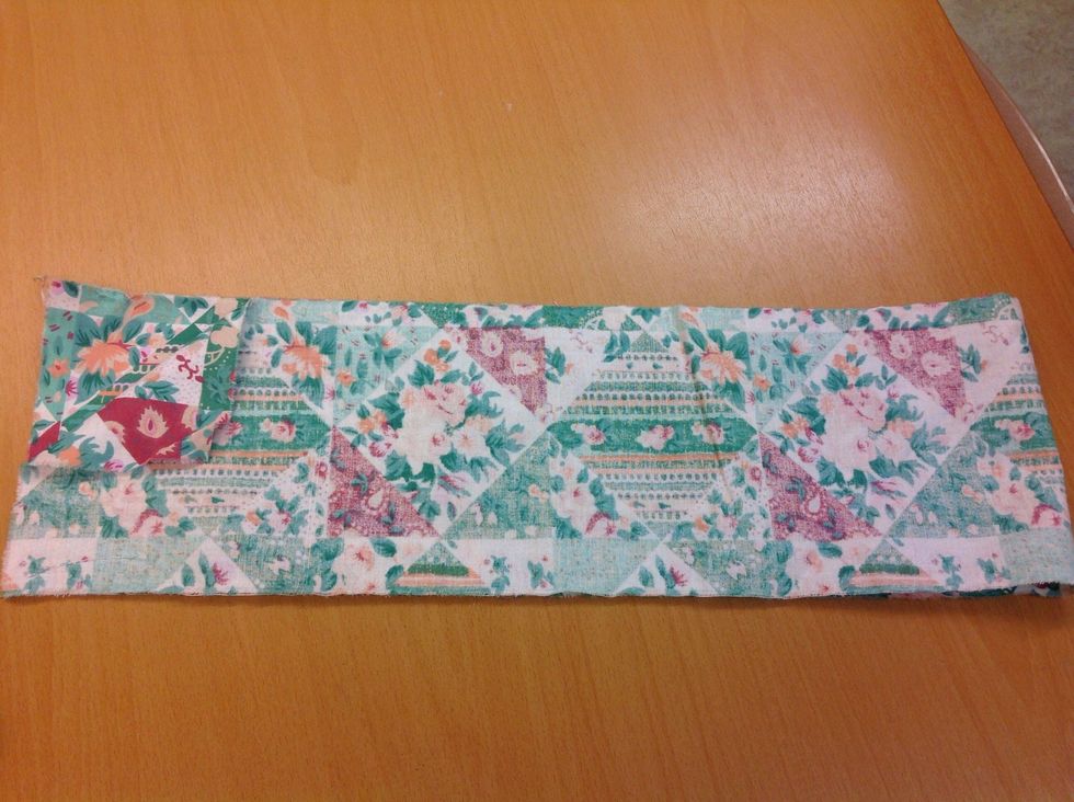 Vik tyget p\u00e5 h\u00e4lften (mitten), r\u00e4tsida mot r\u00e4tsida.