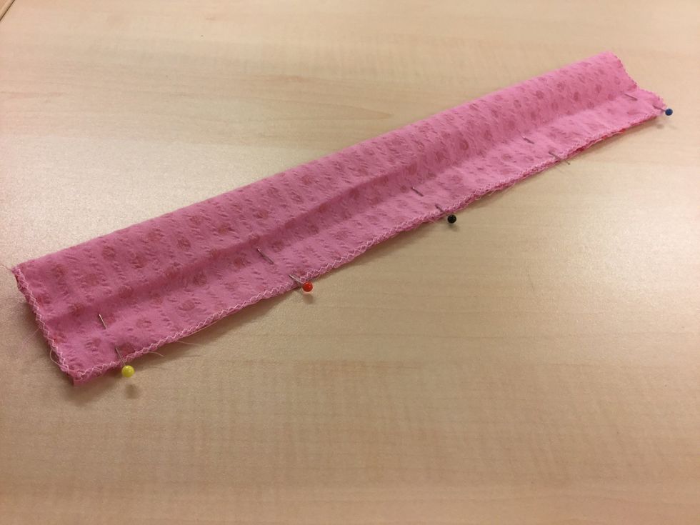 Vik tyget p\u00e5 l\u00e4ngden som p\u00e5 bilden, tv\u00e4rn\u00e5la l\u00e4ngs med l\u00e5ngsidan.