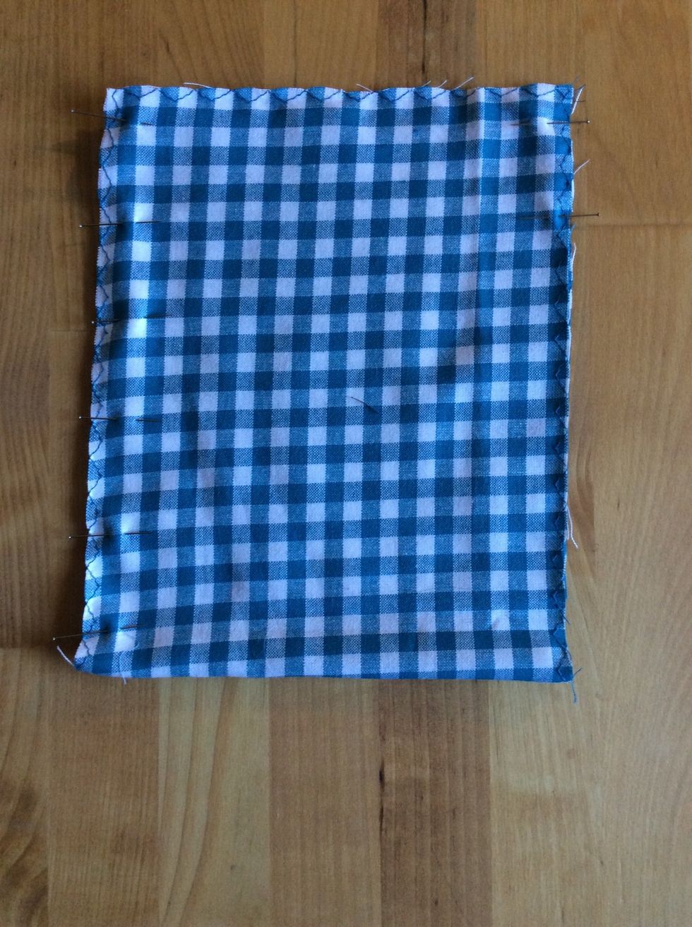 Vik tyget p\u00e5 mitten. Tv\u00e4rn\u00e5la ihop sidorna.