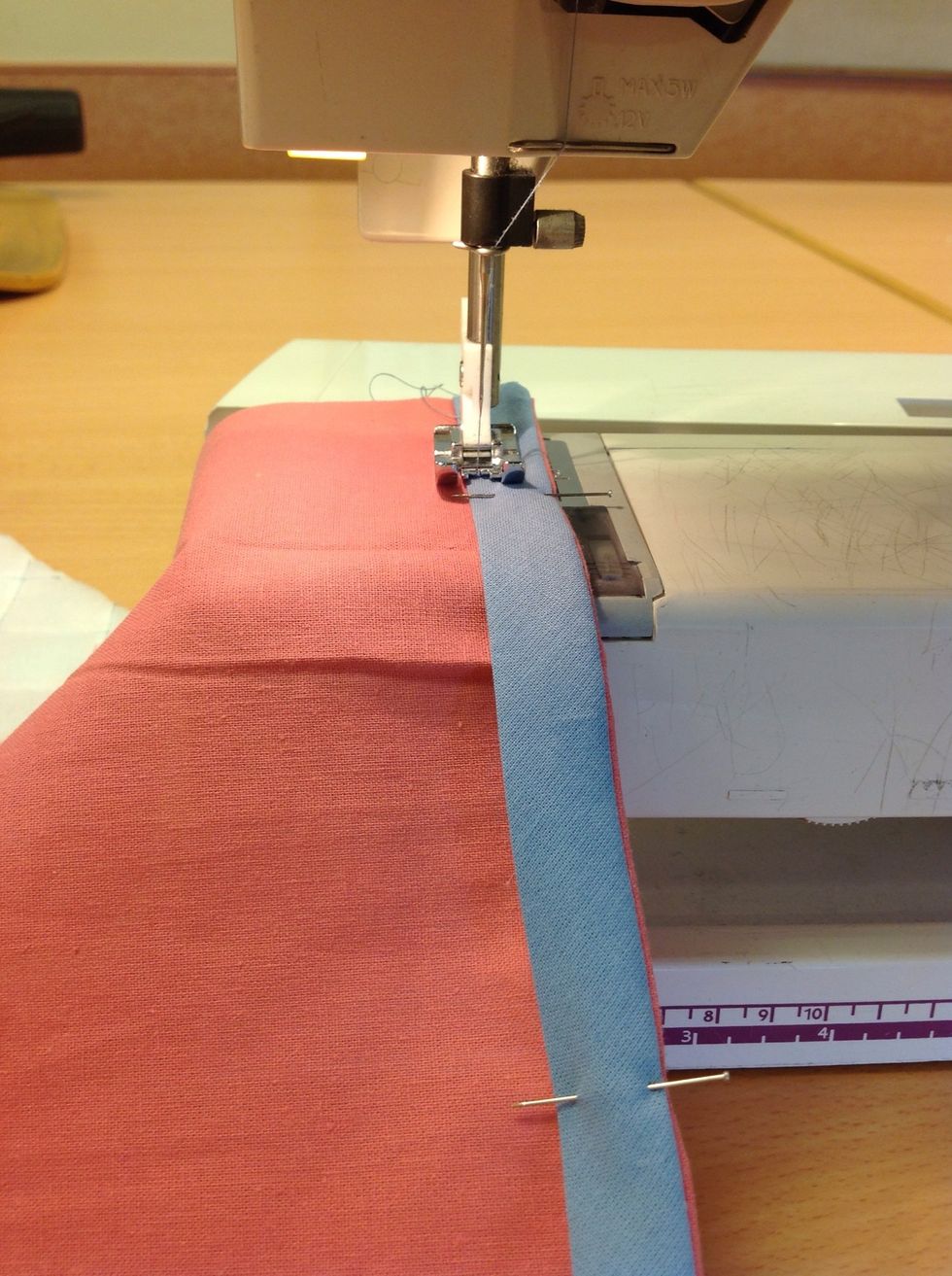 Vik \u00f6ver snedremsan till r\u00e4tsidan och sy fast den.