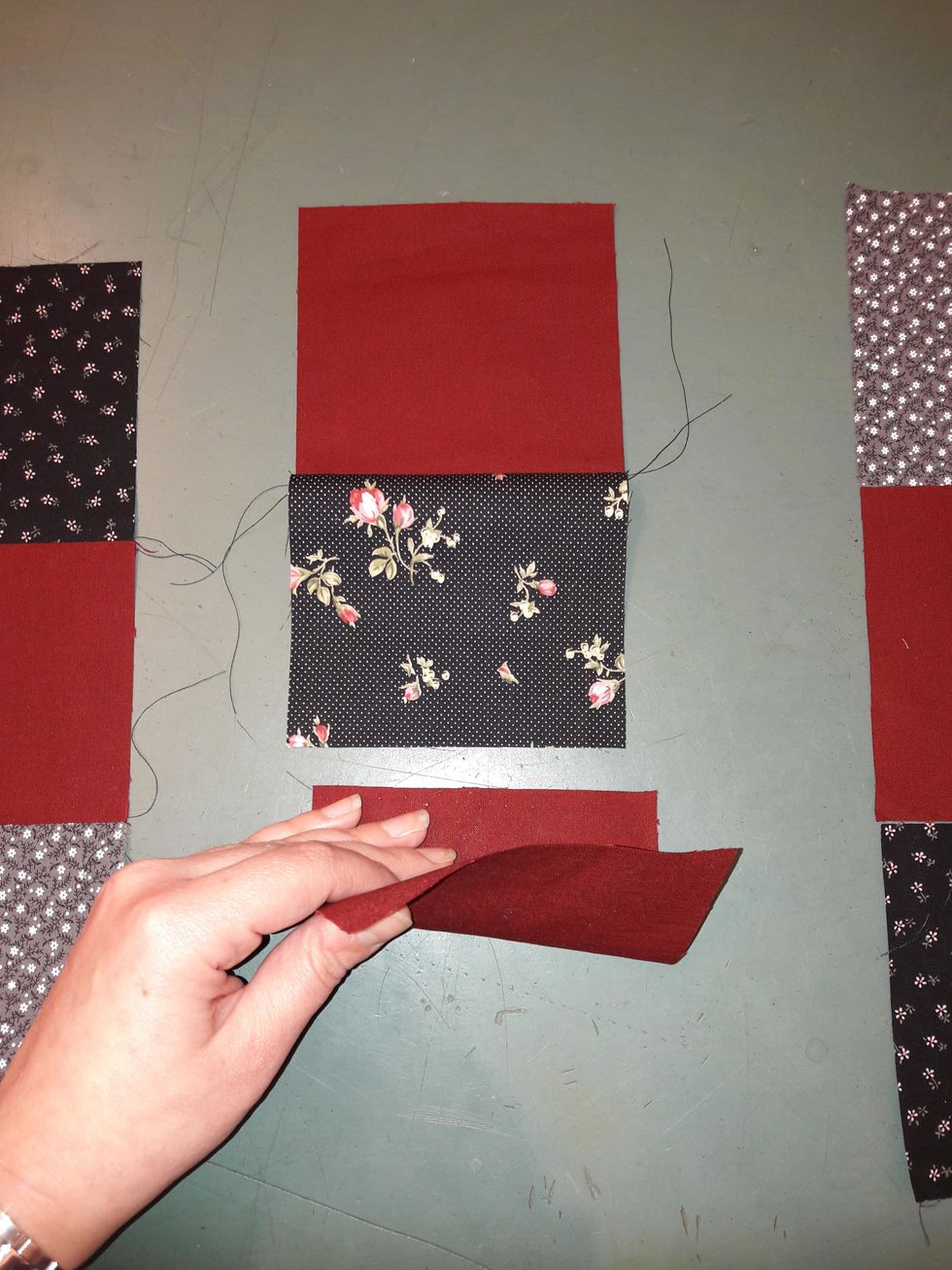 Vik upp den som innan och l\u00e4gg den nedersta rutan ovanp\u00e5 mittenrutan.