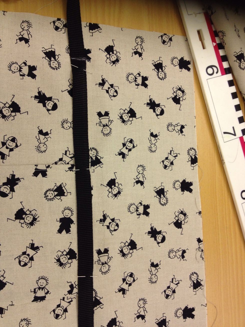 Vik upp fickan och stryk den p\u00e5 plats. L\u00e4gg banden p\u00e5 kanterna p\u00e5 fickan