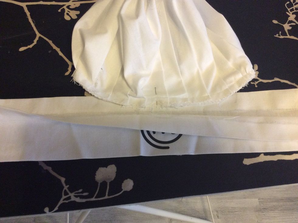 Vik upp kanten p\u00e5 pannremsan och l\u00e4gg in kanten p\u00e5 m\u00f6ssan med n\u00e5len mitt fram.