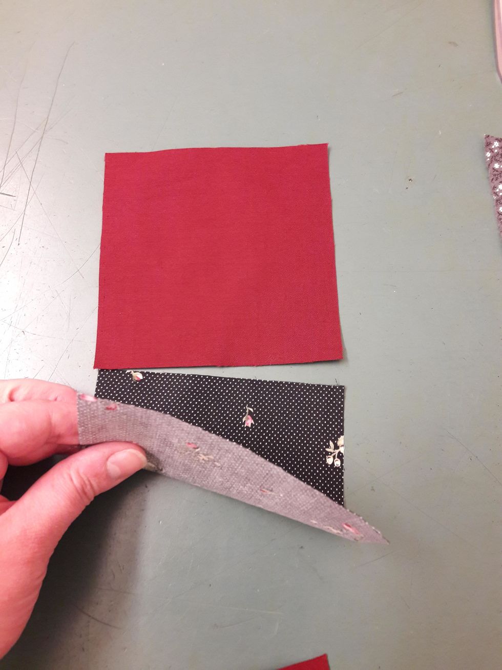 Vik upp mitten rutan och l\u00e4gg den ovanp\u00e5 den \u00f6versta. R\u00e4ta mot r\u00e4ta. \u00c4r du os\u00e4ker kan du kolla p\u00e5 filmen i steg 13.