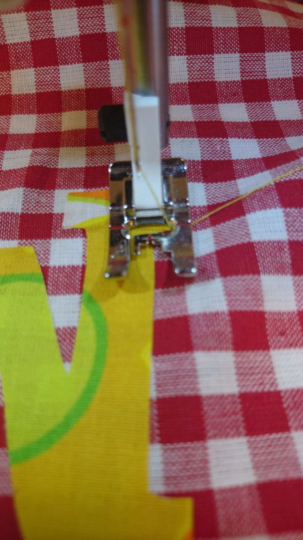 VIK UPP P\u00c5SEN! Sy i kanten p\u00e5 bokst\u00e4verna med t\u00e4t sicksack. Se till s\u00e5 n\u00e5len \u00e4r nere i h\u00f6rnen n\u00e4r du sv\u00e4nger.