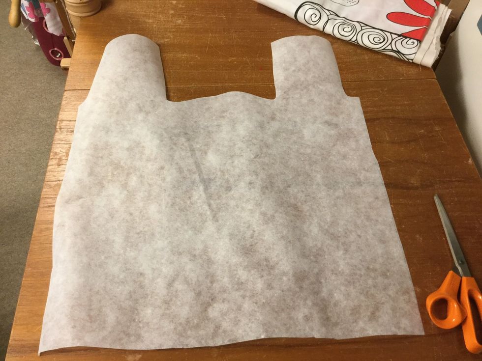 Vik ut kassen och l\u00e4gg ut halva kassen p\u00e5 m\u00f6nsterpapper och rita av. Klipp ut m\u00f6nstret.